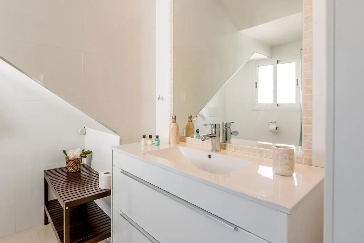 4 Bedroom Holiday Penthouse Near Puerto Banus, In Nueva Andalucia マルベーリャ