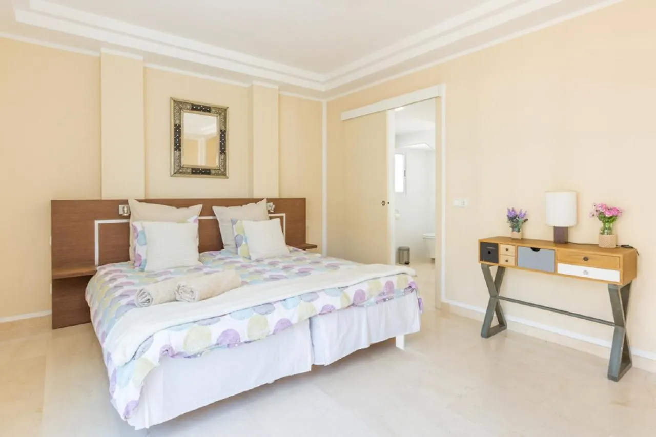 4 Bedroom Holiday Penthouse Near Puerto Banus, In Nueva Andalucia マルベーリャ アパート