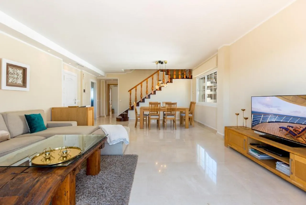 4 Bedroom Holiday Penthouse Near Puerto Banus, In Nueva Andalucia マルベーリャ