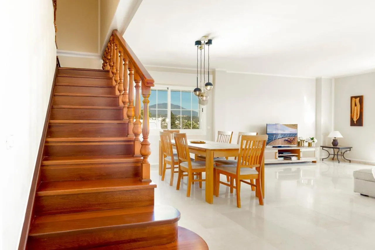 アパート 4 Bedroom Holiday Penthouse Near Puerto Banus, In Nueva Andalucia マルベーリャ スペイン