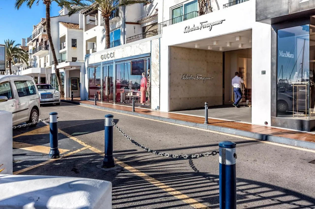 4 Bedroom Holiday Penthouse Near Puerto Banus, In Nueva Andalucia マルベーリャ スペイン