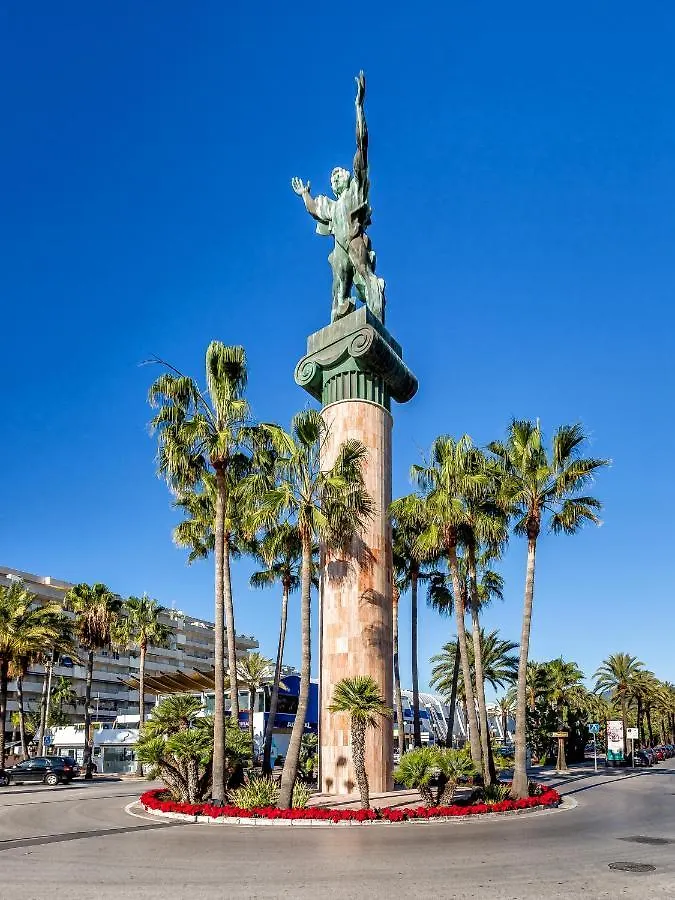 4 Bedroom Holiday Penthouse Near Puerto Banus, In Nueva Andalucia マルベーリャ アパート