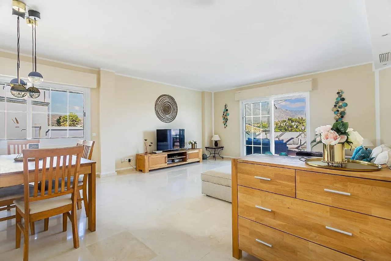 4 Bedroom Holiday Penthouse Near Puerto Banus, In Nueva Andalucia マルベーリャ アパート
