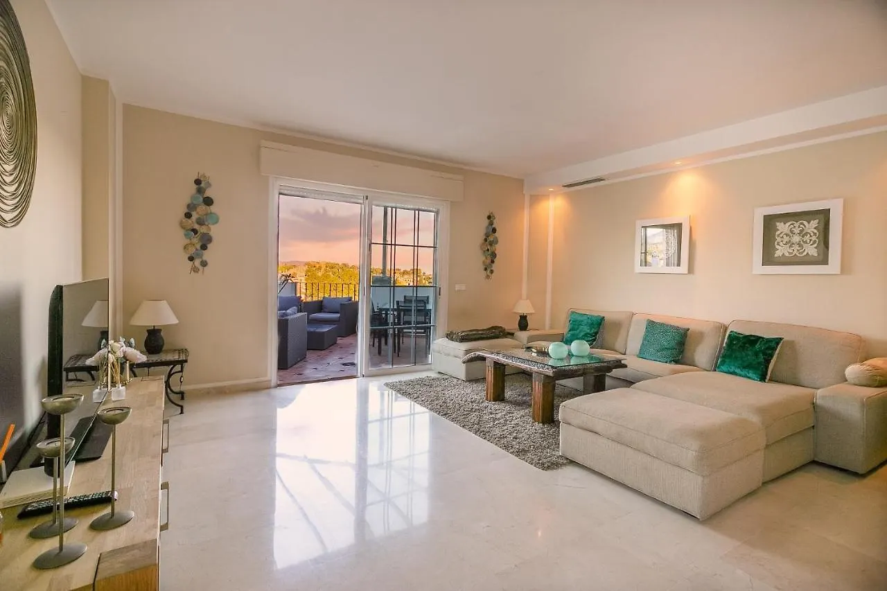4 Bedroom Holiday Penthouse Near Puerto Banus, In Nueva Andalucia マルベーリャ スペイン