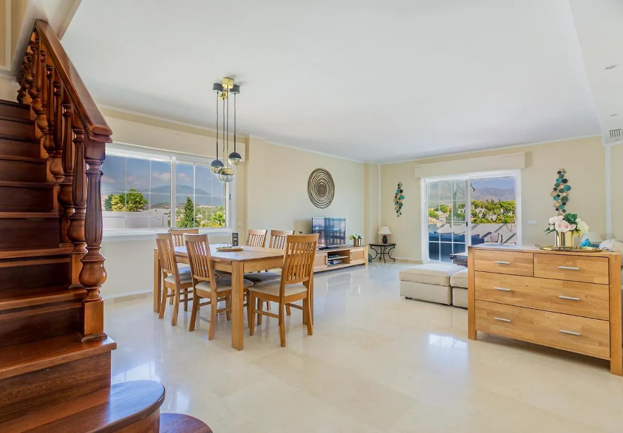 4 Bedroom Holiday Penthouse Near Puerto Banus, In Nueva Andalucia マルベーリャ スペイン