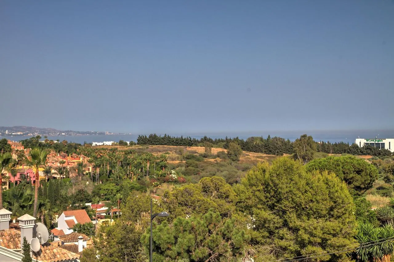 4 Bedroom Holiday Penthouse Near Puerto Banus, In Nueva Andalucia マルベーリャ